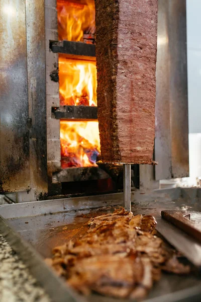 Geleneksel Türk Donör Kebap eti. Şef bıçak donörü, shawarma ya da jiroskopla kesiyor. Türk, Yunan ya da Ortadoğu tarzı kebap yapan kebapçılar ızgaranın önüne tükürüyor.