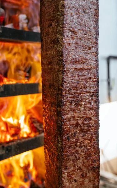 传统的土耳其多纳Kebab肉 厨师切与捐助刀 Shawarma或陀螺 土耳其 希腊或中东阿拉伯式烤面包店在烤架前吐痰 — 图库照片