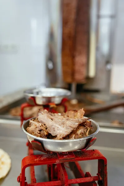 伝統的なトルコのドナーケバブはまた イスカンダー シャワルマまたはジャイロを知られています トルコ料理 トルコ料理店の木のテーブルを背景にケバブ料理を提供 — ストック写真
