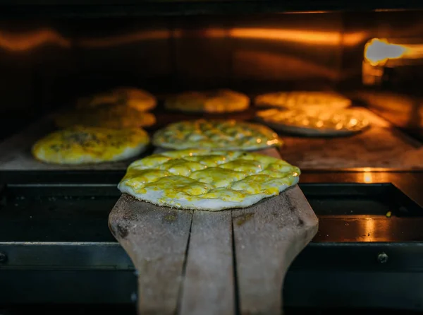 伝統的なトルコのラマダーンフードピタやパイドパンは オーブンやストーブで卵とゴマで覆われています ベーカリー ベーカリーのコンセプトイメージ — ストック写真