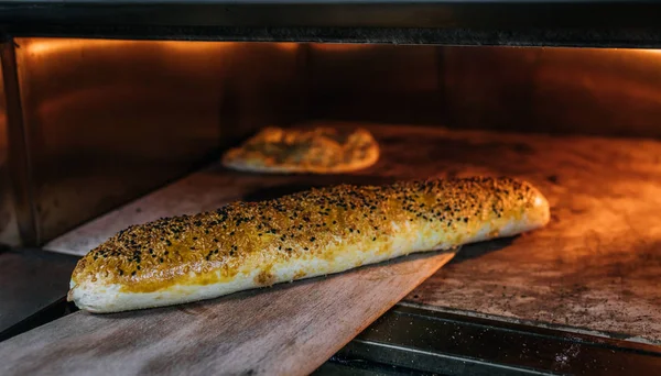 Comida Tradicional Turca Ramadán Pita Pide Cubierta Con Huevo Sésamo —  Fotos de Stock