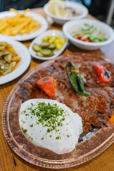 Hagyományos Török Doner Kebab Iskender Néven Ismert Török Stílusú Doner — Stock Fotó