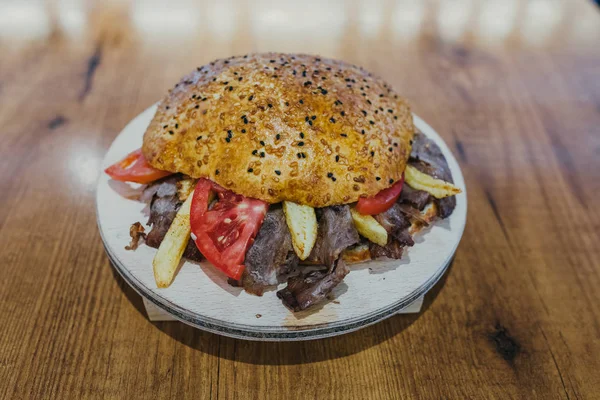 Traditioneller Türkischer Dönerspieß Auch Iskender Shawarma Oder Gyros Genannt Türkischer — Stockfoto