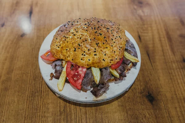 Traditioneller Türkischer Dönerspieß Auch Iskender Shawarma Oder Gyros Genannt Türkischer — Stockfoto