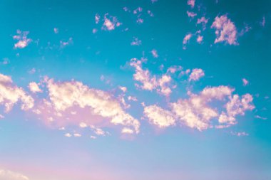 Yaz mevsiminde açık mavi gökyüzü, pembe ya da beyaz renkli bulutlar. Bulutlu mavi gökyüzü arkaplan dokusu.