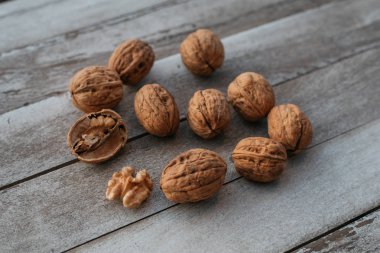 Beyaz rustik ahşap masa zemininde ceviz grubu