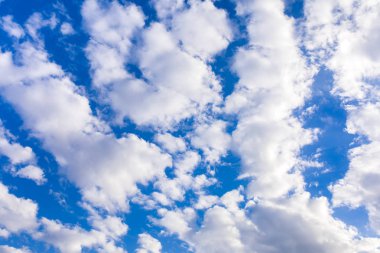 Yaz mevsiminde açık mavi gökyüzü, pembe ya da beyaz renkli bulutlar. Bulutlu mavi gökyüzü arkaplan dokusu.