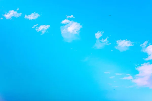 Limpe Céu Azul Com Nuvens Coloridas Cor Rosa Branca Temporada — Fotografia de Stock