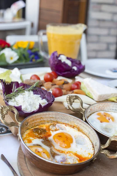 Türkischer Tee Mit Frühstück Auf Dem Tisch Vor Der Meereskulisse — Stockfoto