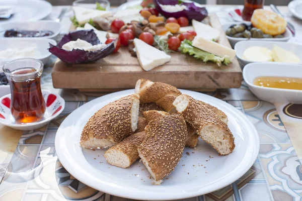Thé Turc Avec Petit Déjeuner Sur Table Face Paysage Fond — Photo