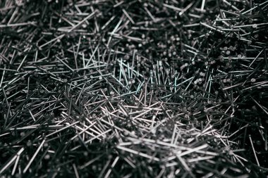 Metal çivi yığını arka planı. Bu çiviler gümüş rengi ve metalden.