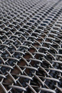 Metal zincirli, dikişsiz arka plan dokusu. Çelik zincir çitlerin soyut arka planı. Örülmüş gümüş metal ağ. Endüstriyel Güç veya güç konsepti arka plan görüntüsü. Metal ya da çelik desen