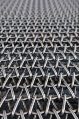 Metal zincirli, dikişsiz arka plan dokusu. Çelik zincir çitlerin soyut arka planı. Örülmüş gümüş metal ağ. Endüstriyel Güç veya güç konsepti arka plan görüntüsü. Metal ya da çelik desen