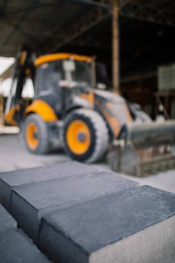 Kazıcı, kazıcı, kazıcı ya da tuğla taşlı gri makine. İnşaat veya gelişen endüstri konsepti.