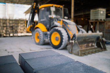 Kazıcı, kazıcı, kazıcı ya da tuğla taşlı gri makine. İnşaat veya gelişen endüstri konsepti.