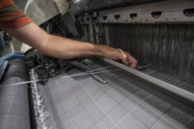 Dokuma tezgahındaki iplik çizgileri. Elbise ya da dokuma tezgahı etiketi. Kumaş endüstrisi için dokuma makinesi. Tekstil fabrikasında dokuma tezgahı.