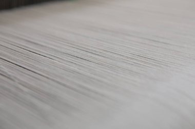 Dokuma tezgahındaki iplik çizgileri. Elbise ya da dokuma tezgahı etiketi. Kumaş endüstrisi için dokuma makinesi. Tekstil fabrikasında dokuma tezgahı.