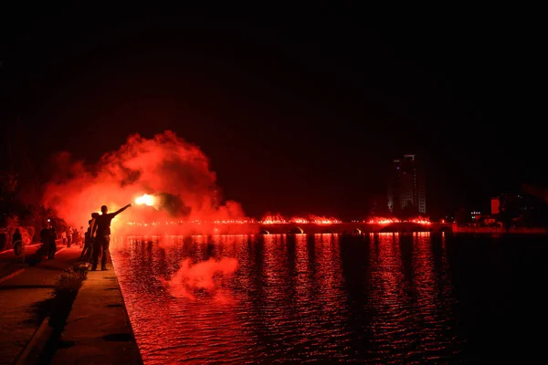 Fãs Futebol Futebol Estão Comemorando Vitória Segurando Tochas Fogo Ribeira — Fotografia de Stock