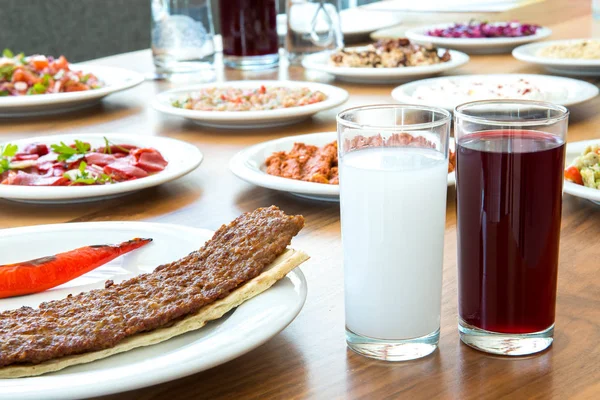 Hagyományos Török Ital Raki Salgam Fehérrépalé Adana Kebap Előételek Szelektív — Stock Fotó