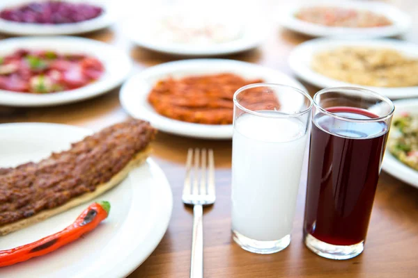 Boisson Traditionnelle Turque Raki Salgam Jus Navet Avec Adana Kebap — Photo