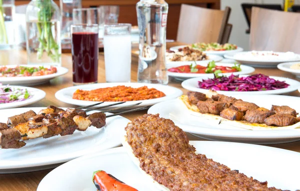Boisson Traditionnelle Turque Raki Salgam Jus Navet Avec Adana Kebap — Photo