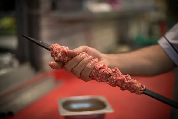 Tradicional Turco Adana Kebab Kebap Parrilla Con Pinchos Restaurante Turco — Foto de Stock