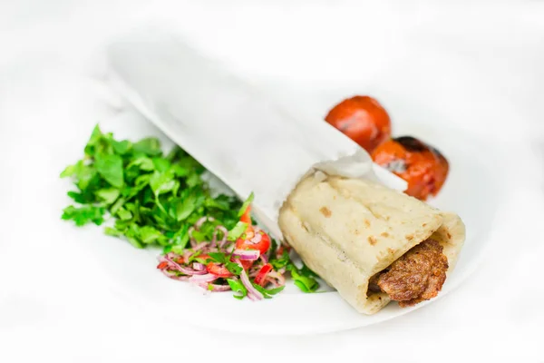 Traditionele Turkse Adana Kebab Kebap Durum Plaat Geïsoleerd Wit Het — Stockfoto