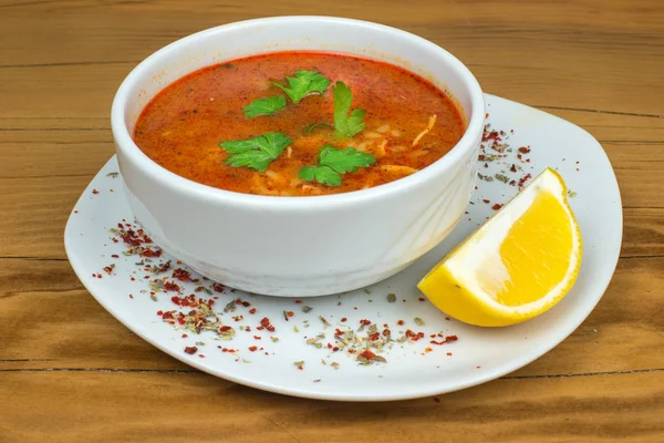 Enak Pedas Tomato Sup Ayam Dengan Lemon Dalam Mangkuk Sup — Stok Foto