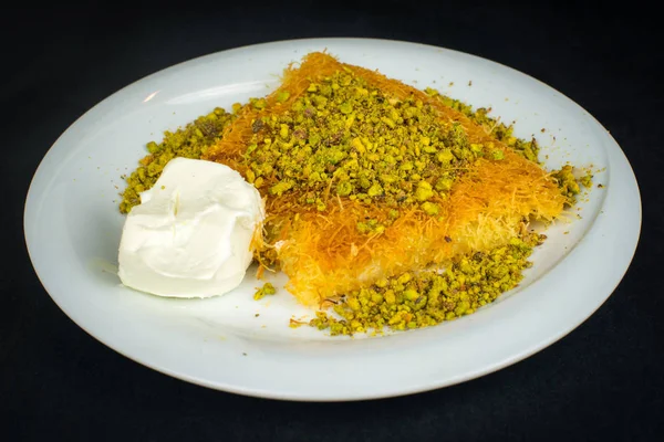 Traditionell Turkisk Ramadan Dessert Kunefe Från Toppen — Stockfoto