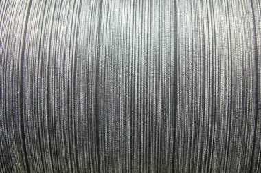 Dokuma tezgahındaki iplik çizgileri. Elbise ya da dokuma tezgahı etiketi. Kumaş endüstrisi için dokuma makinesi. Tekstil fabrikasında dokuma tezgahı.