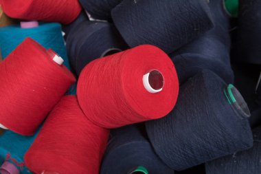 İplik ipliklerini, makaraları, bobin tüplerini kapatın. Tekstil endüstrisi kumaş konsepti arkaplan resmi.