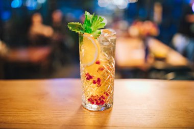 Yenilenmiş ve egzotik alkolik Mojito kokteylleri. Barda naneli, çilekli ve çilekli kokteyller. Bu yaz alkolsüz içecek egzotik renkli kokteyl..