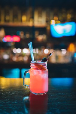 Yenilenmiş ve egzotik alkolik Mojito kokteylleri. Barda naneli, çilekli ve çilekli kokteyller. Bu yaz alkolsüz içecek egzotik renkli kokteyl..