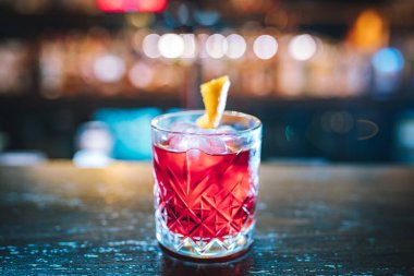 Barda limon ve buz ile pembe ve kırmızı Taze renkli egzotik alkollü kokteyl. Bar masasında buz ile renkli pembe Meşrubat. Kırmızı renkli Mojito