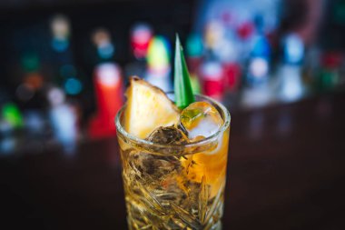 Yenilenmiş ve egzotik alkolik Mojito kokteylleri. Barda naneli, çilekli ve çilekli kokteyller. Bu yaz alkolsüz içecek egzotik renkli kokteyl..