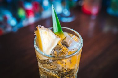 Yenilenmiş ve egzotik alkolik Mojito kokteylleri. Barda naneli, çilekli ve çilekli kokteyller. Bu yaz alkolsüz içecek egzotik renkli kokteyl..