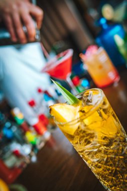 Yenilenmiş ve egzotik alkolik Mojito kokteylleri. Barda naneli, çilekli ve çilekli kokteyller. Bu yaz alkolsüz içecek egzotik renkli kokteyl..