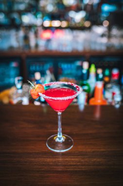 Bar masasında limonlu, çilekli ve limonlu egzotik dondurulmuş tropikal Margarita kokteylleri. Bu yaz egzotik renkli kokteyller.