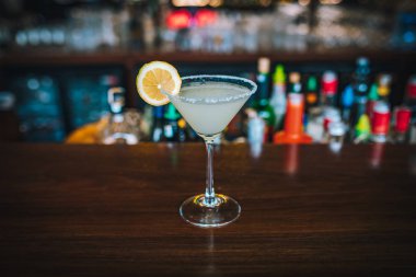 Bar masasında limonlu, çilekli ve limonlu egzotik dondurulmuş tropikal Margarita kokteylleri. Bu yaz egzotik renkli kokteyller.