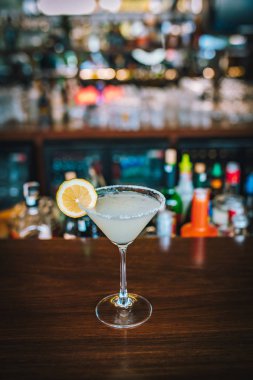 Bar masasında limonlu, çilekli ve limonlu egzotik dondurulmuş tropikal Margarita kokteylleri. Bu yaz egzotik renkli kokteyller.