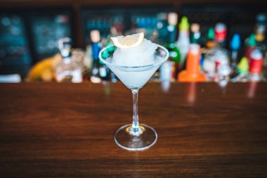 Bar masasında limonlu, çilekli ve limonlu egzotik dondurulmuş tropikal Margarita kokteylleri. Bu yaz egzotik renkli kokteyller.