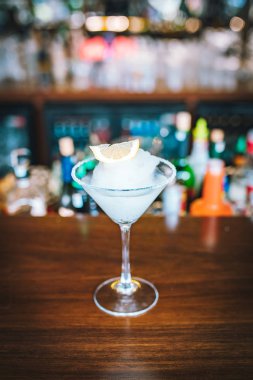 Bar masasında limonlu, çilekli ve limonlu egzotik dondurulmuş tropikal Margarita kokteylleri. Bu yaz egzotik renkli kokteyller.