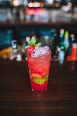 Yenilenmiş ve egzotik alkolik Mojito kokteylleri. Barda naneli, çilekli ve çilekli kokteyller. Bu yaz alkolsüz içecek egzotik renkli kokteyl..