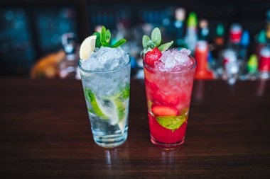 Yenilenmiş ve egzotik alkolik Mojito kokteylleri. Barda naneli, çilekli ve çilekli kokteyller. Bu yaz alkolsüz içecek egzotik renkli kokteyl..