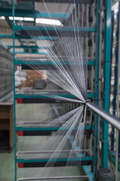 Zárja Szövőgépben Futó Fonalszálak Makró Részleteit Fonal Bobbiból Textilgyárban Készítve — Stock Fotó