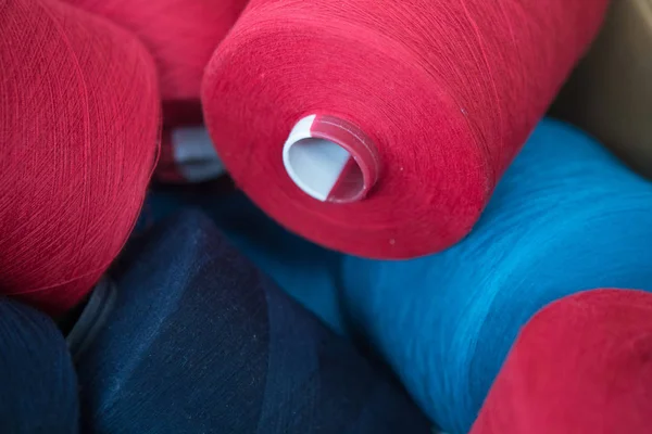 Закрыть Нити Пряжи Катушки Трубки Bobbin Образ Фона Текстильной Промышленности — стоковое фото