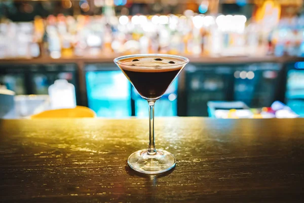 Espresso Kaffe Martini Cocktail Med Kaffebönor Bardisken Med Suddig Bakgrund — Stockfoto