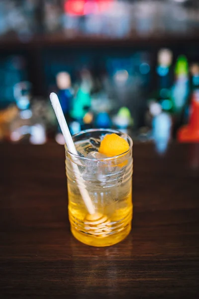 酒吧提供色彩缤纷的异国情调的鸡尾酒和石灰 五颜六色的金色软饮料 酒吧桌上摆着柠檬 杰格迈斯特 莫吉托鸡尾酒 — 图库照片