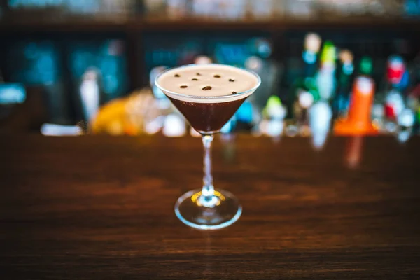 Espresso Coffee Martini Cocktail Coffee Beans Bar Desk Blur Background — Stock Photo, Image