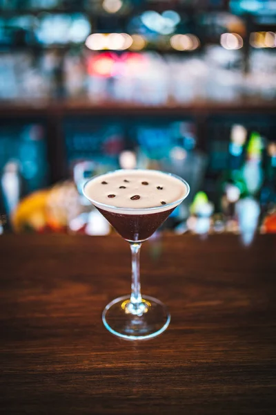 Espresso Kaffe Martini Cocktail Med Kaffebönor Bardisken Med Suddig Bakgrund — Stockfoto